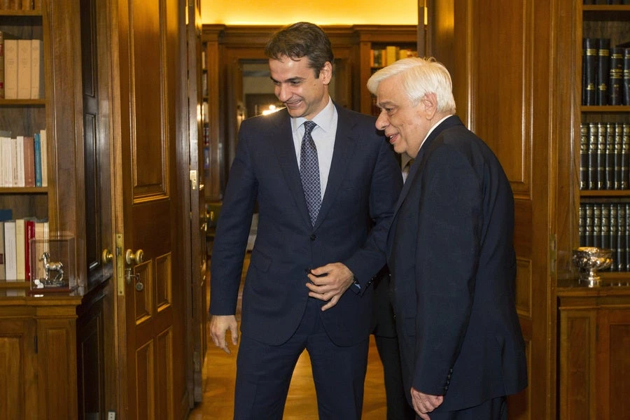 Ο Κ.Μητσοτάκης εκτάκτως στον Π.Παυλόπουλο: «Ζητώ την παρέμβασή σας για να έρθει η συμφωνία στην Βουλή πριν υπογράψει ο Τσίπρας» – Βίντεο